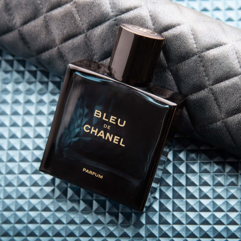 Photo bleu de Chanel en studio